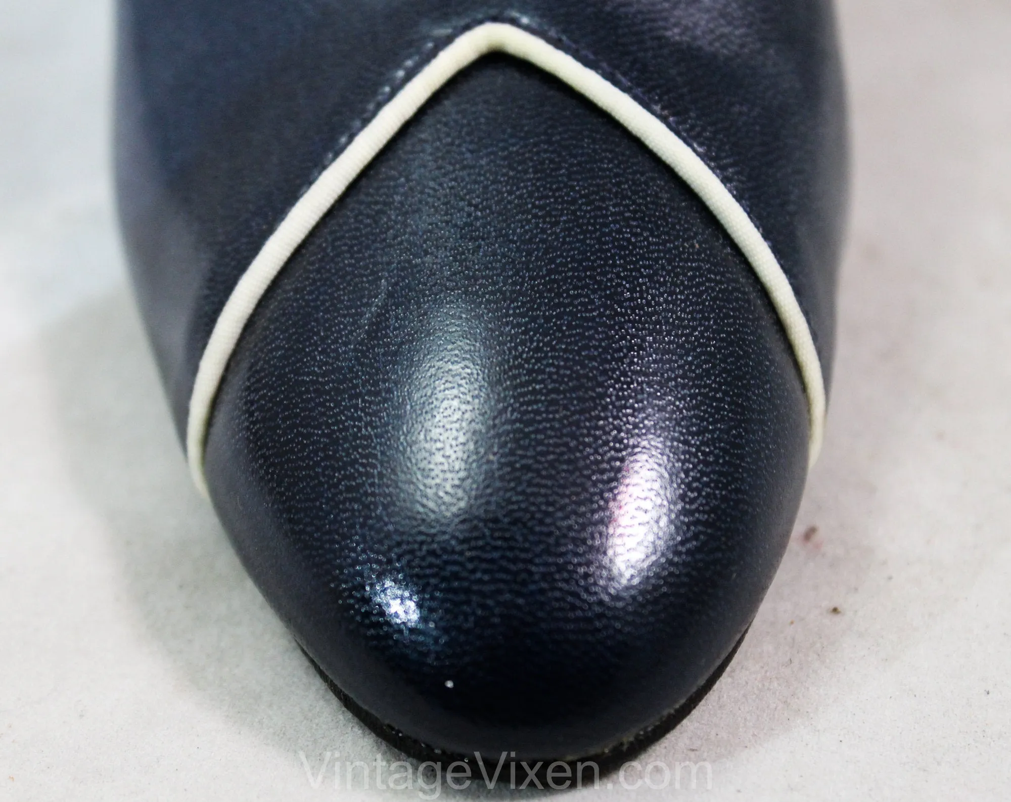 Size 8 Navy Blue Shoes - Never Worn 1980s Career Woman Heels - Late 70s Early 80s Slingback - White Chevron Toe - Hush Puppies NOS Deadstock