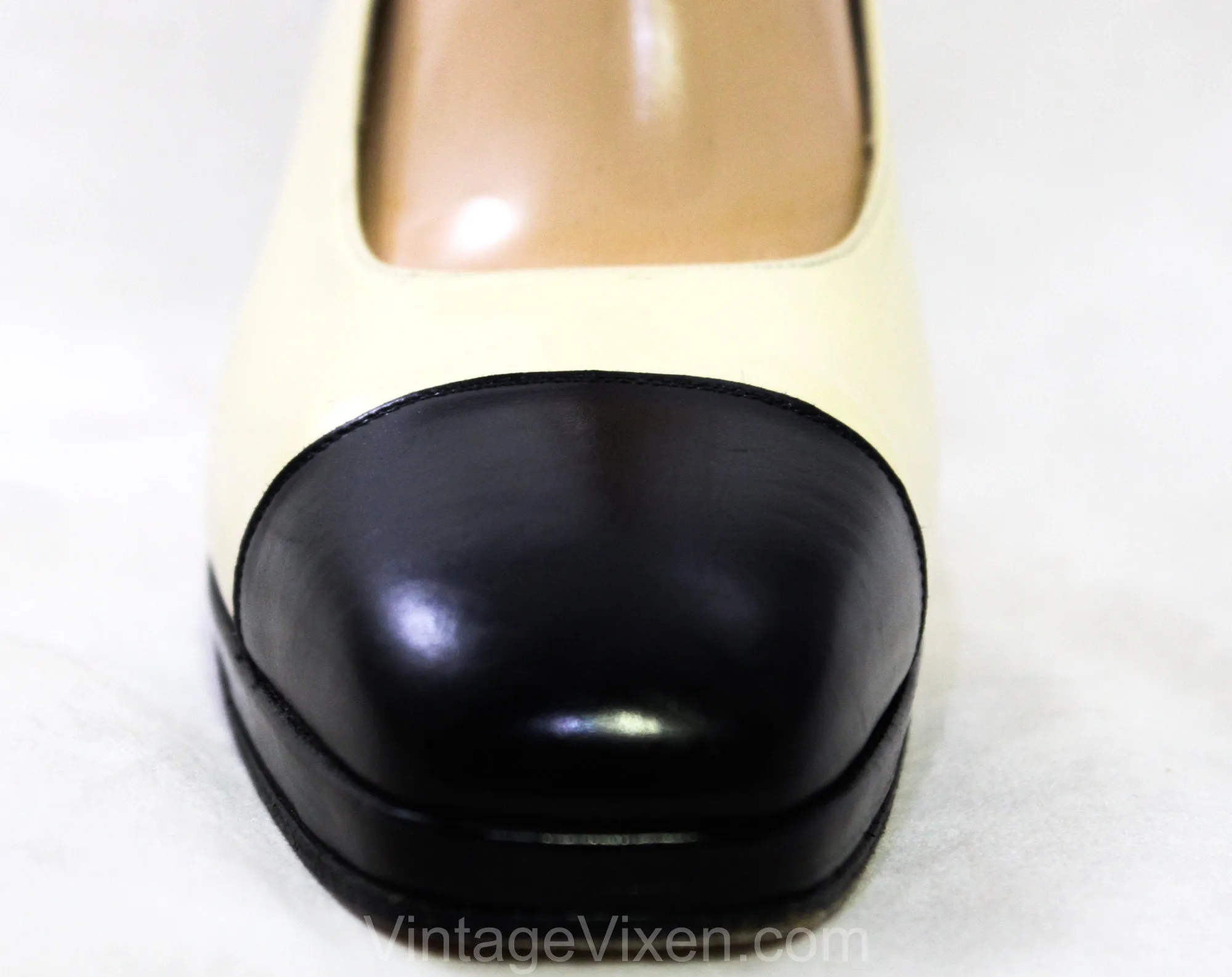 Size 9.5 Ferragamo Shoes - Fine Quality Designer Slingback Pumps - 9 1/2 AA Narrow Bone & Black Two Tone Heels - Leather Toe Caps - Gorgeous